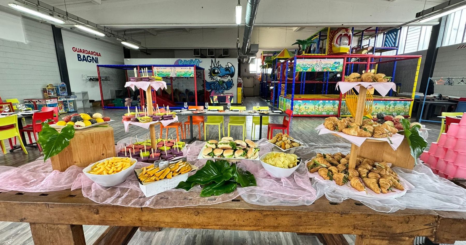 Buffet di benvenuto per una cerimonia da Pito Pitù, con il parco giochi colorato sullo sfondo