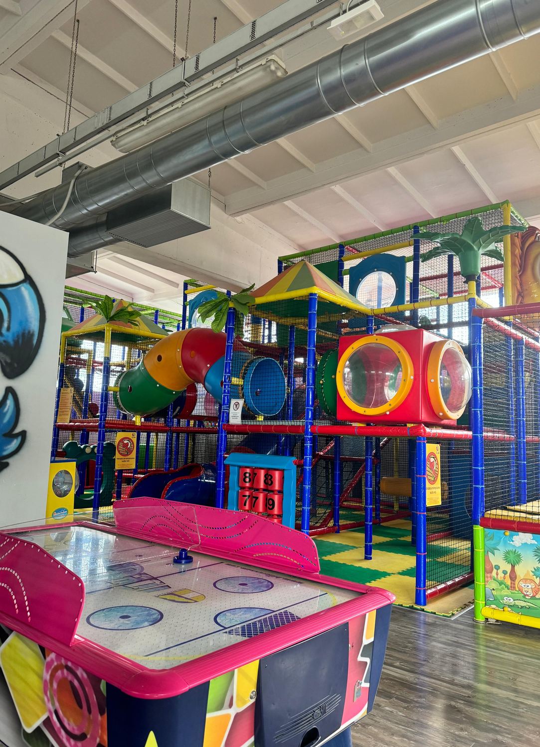 Parco giochi al coperto di Pito Pitù a Cabiate, con air hockey e struttura su tre piani