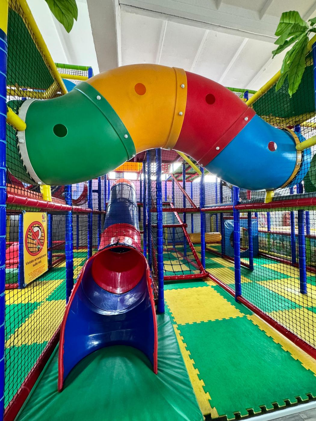 Scivolo a tubo colorato del playground su tre piani di Pito Pitù a Cabiate