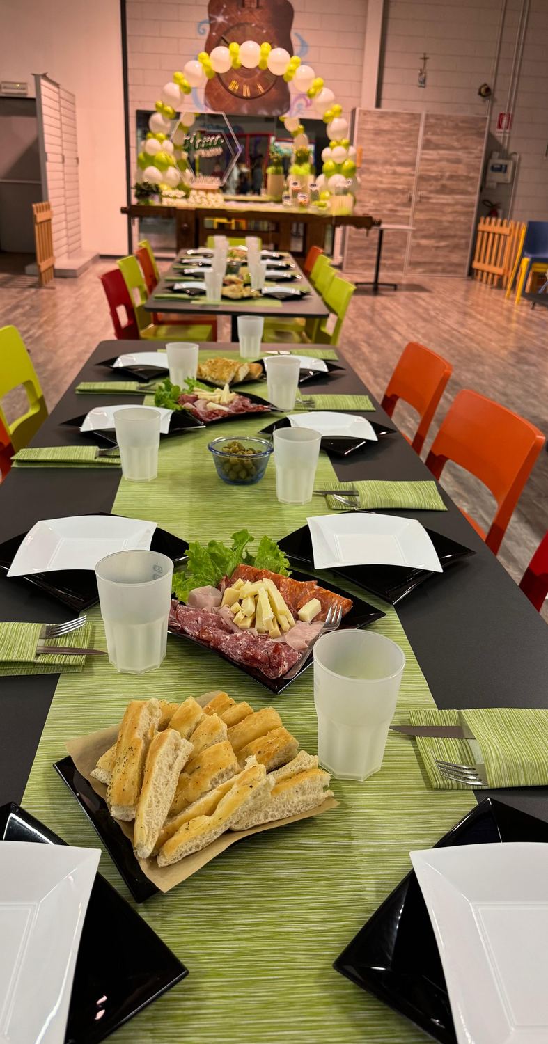 Tavolata apparecchiata con antipasti e focacce per una cresima da Pito Pitù a Cabiate