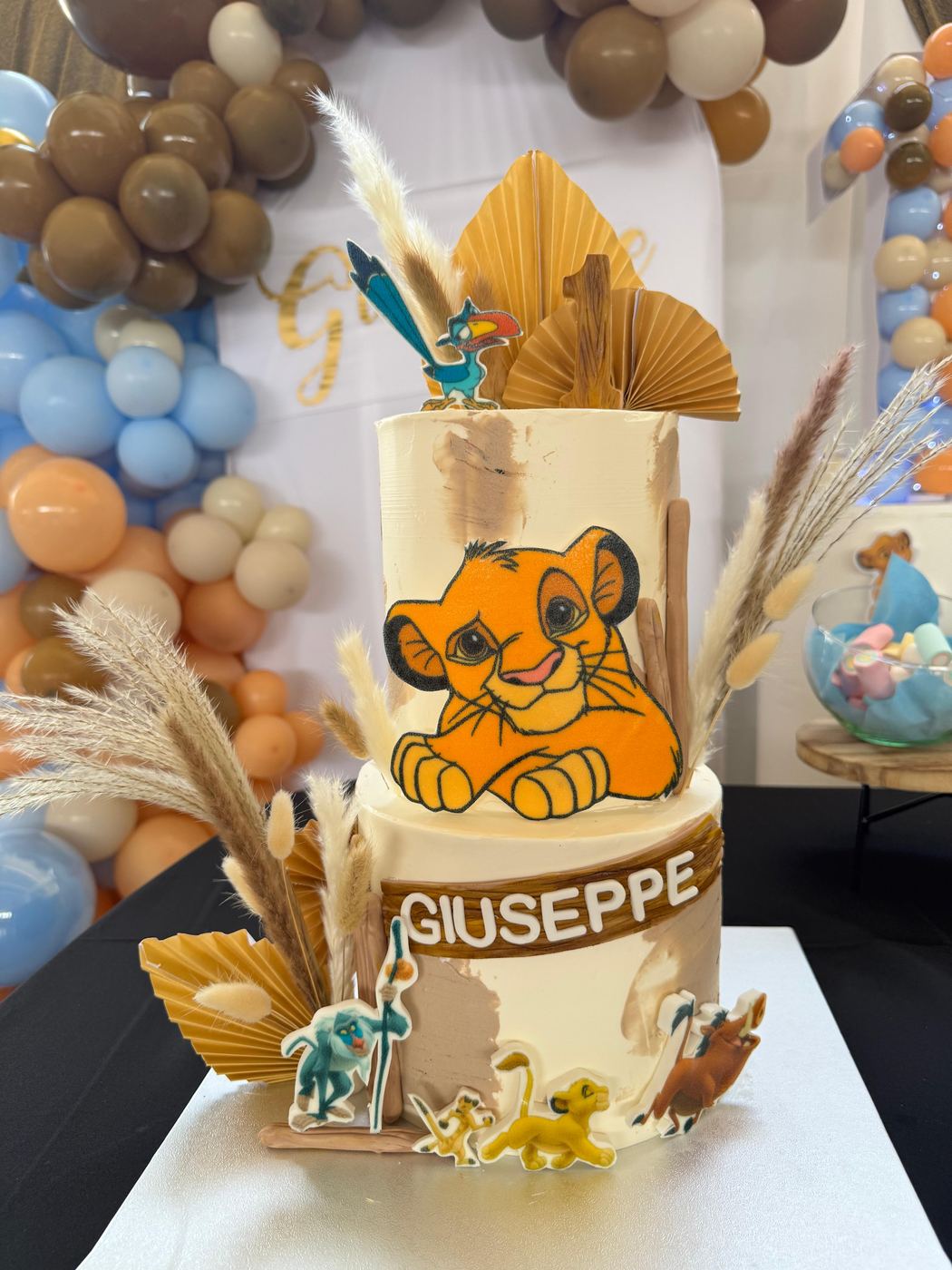 Torta di compleanno a tema Re Leone su due piani preparata per una festa da Pito Pitù